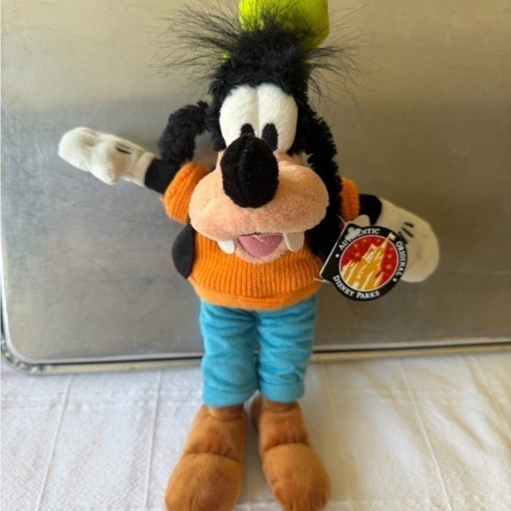 Official Disney Parks 8" Goofy Plush with original tags